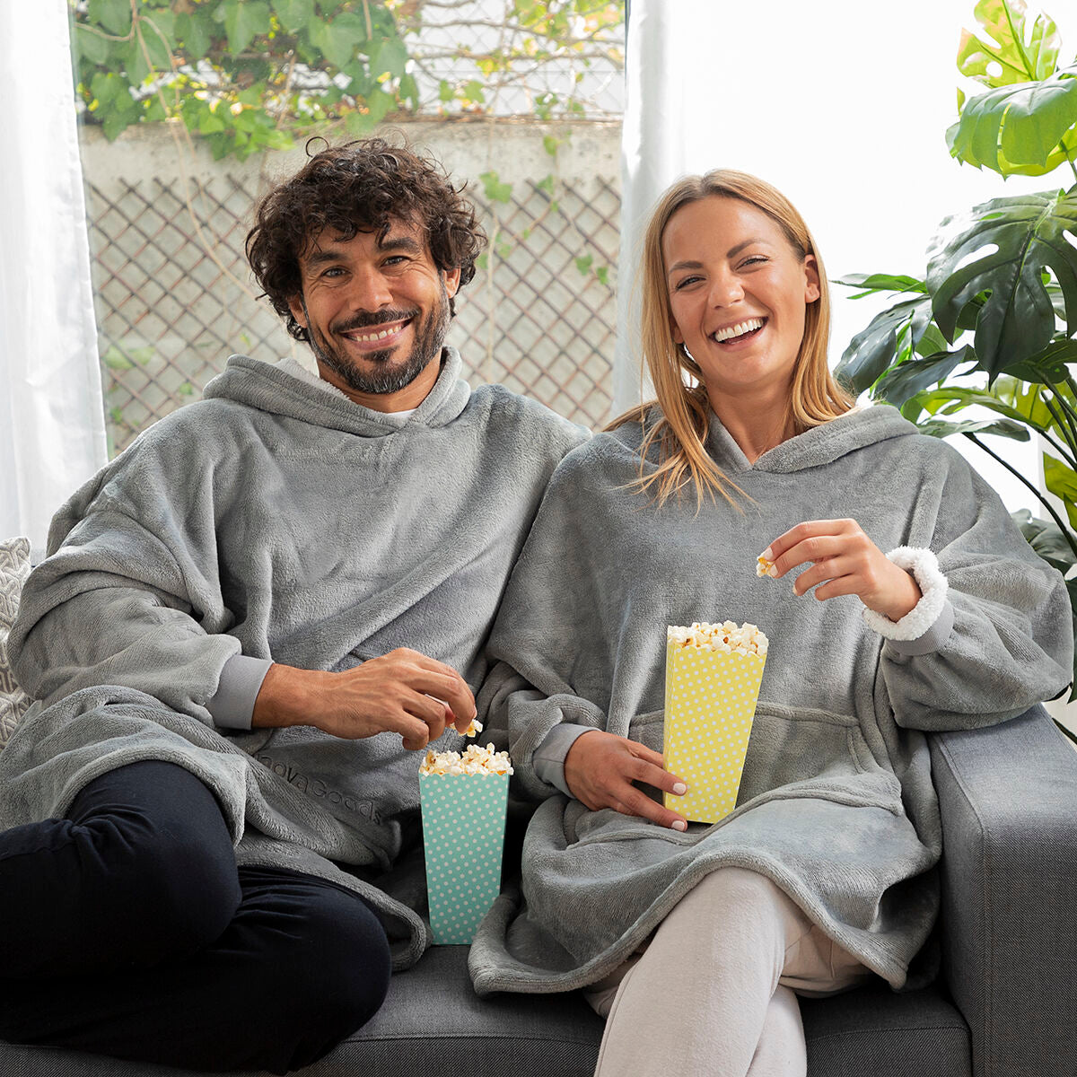 Suurikokoinen hihallinen hupparihuopa fleece-vuorilla InnovaGoods